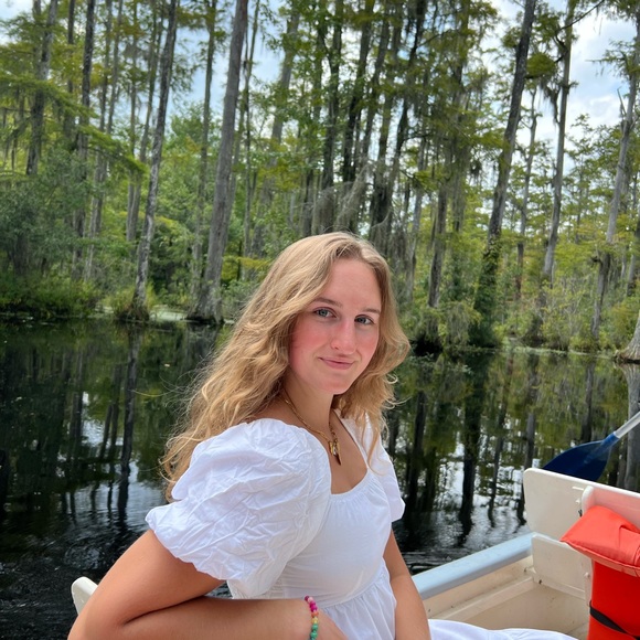 Meet your Posher, Olivia - Picture 1 of 3